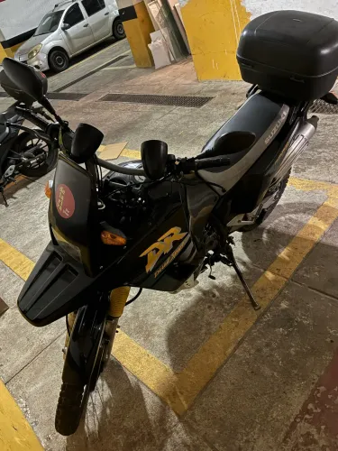 Suzuki DR 800 Preta