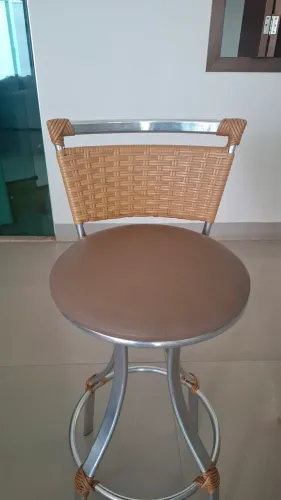 Banquetas de alumínio e fibra sintética