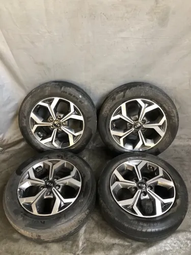 Jogo de rodas Kia Cerato 2020 205/60 R16 com pneus ruins