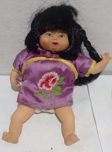 Boneca antiga vintage de vi-vinil e corpo de pani asiática anos 80 cabelo preto