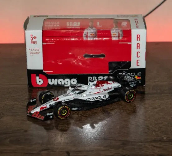 Miniatura 1/43 Red Bull RB21 2025 - Verstappen - pintura especial Japão