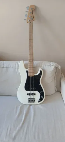 Contrabaixo Squier + Preamp fhurman