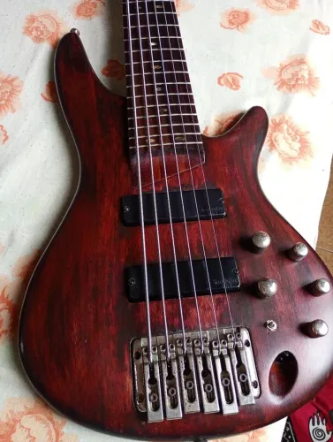 Baixo SR506 Ibanez 6 cordas