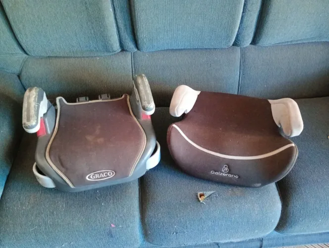 Assento ou cadeirinha de criança para carro