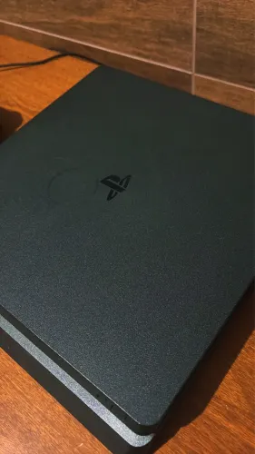 PS4 SLIM 1Tb COM 2 MANETES 