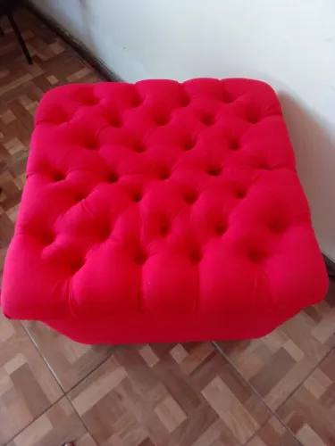 Puff vermelho grande.