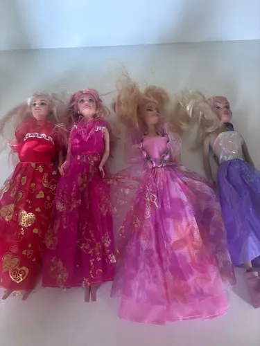 4 bonecas barbie 10 reais cada