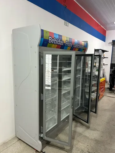 VENDE-SE EXPOSITOR