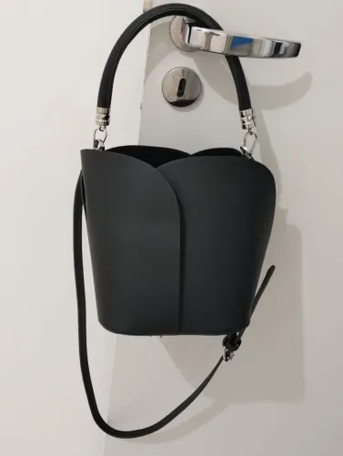 Bolsa Tulipa Preta Alça de Mão e Tiracolo