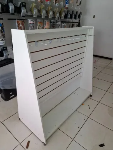 Expositor Gôndola Painel Canaletado com Ganchos e Rodízios