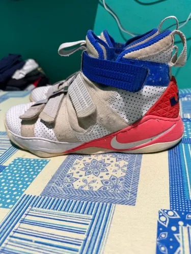 Tênis Nike LeBron