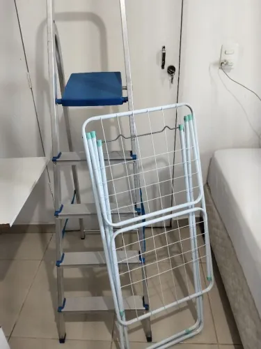 Escada e varal de roupas