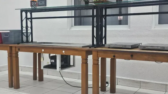 Conjunto Buffet de madeira rustico, pista quente e fria, e com duas mesas de apoio