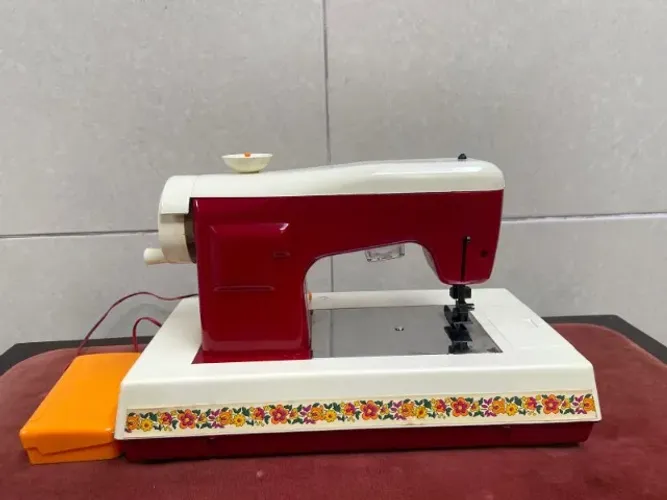 Mini máquina de Costura da Estrela ANOS 70 VINTAGE DV009