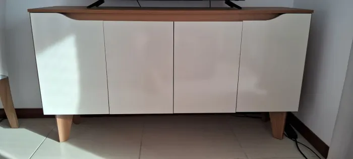 Vendo Balcão 4 portas, 1,50m de largura,  serve como rack e aparador, com prateleira.
