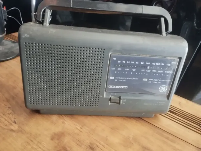 Rádio antigo GÊ, AM FM, funcionando.