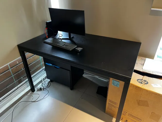 Mesa escritório preta metalon Tokstok 