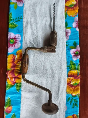 Furadeira manual antigo