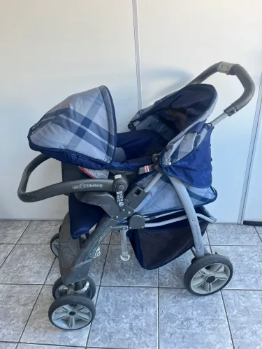 Carrinho com Bebê Conforto Burigotto