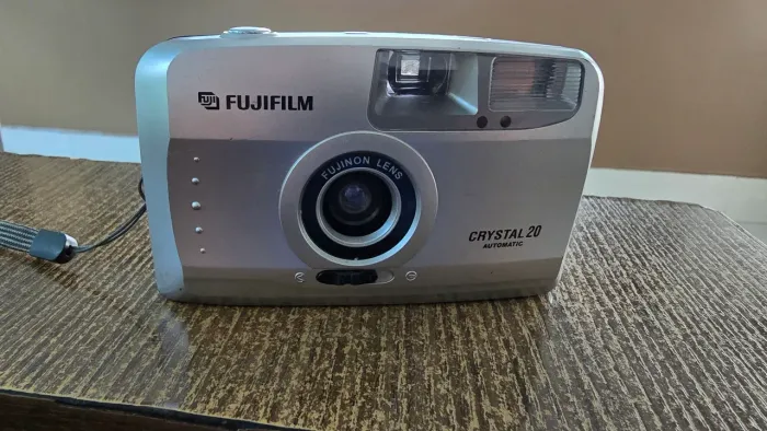 Câmera analógica fujifilm crystal 20 automátic esta funcionando