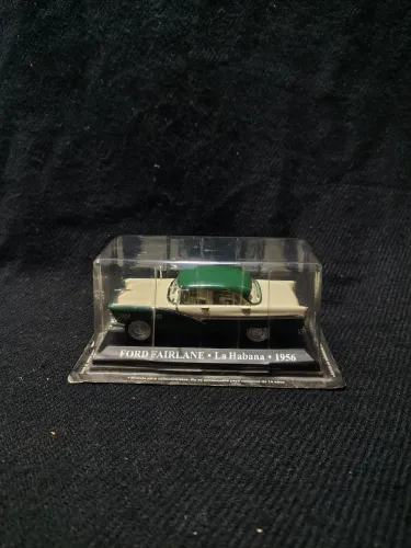 Brinquedo Miniatura Ford Fairlane - La Habana - 1956