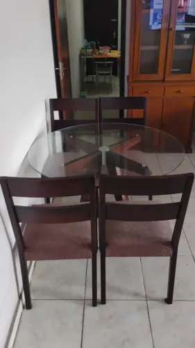 Mesa em madeira maciça 