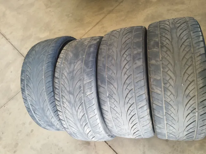 04 Pneus 265/40/22 usados 