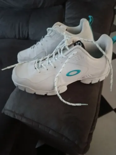 Tênis Okley masculino branco com detalhes verde