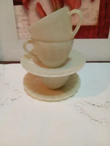 Vendo três xícaras duas com Pires da linha Catavento e uma sem Pires de chá ? todas per