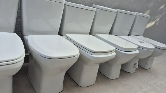 Vaso Sanitario NOVO, com Caixa Acoplada, Tampa e Mecanismo - Peças de Mostruário