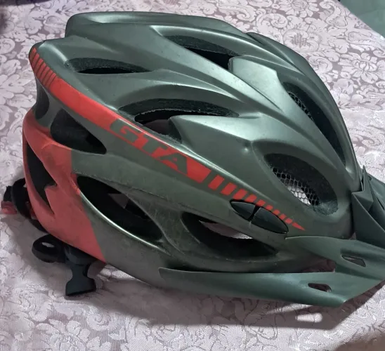 Capacete de ciciclista gta