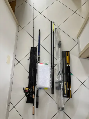 Varas de pesca e suporte de vara para praia