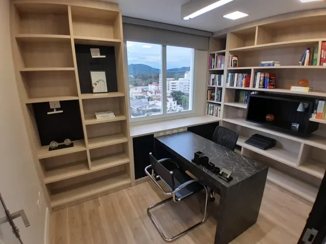 Ótima sala comercial mobiliada para locação no bairro Trindade!