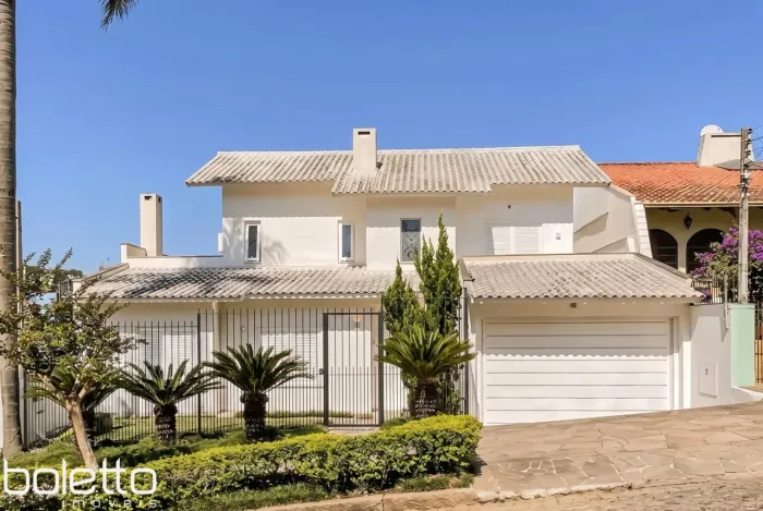 Casa Reformada com Piscina, 370m², 2 Suítes com Closet no Três Figueiras POA