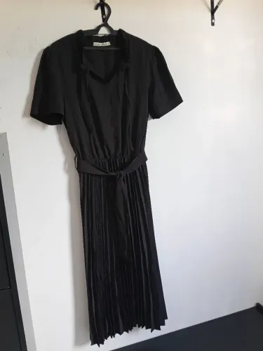 Três vestidos longos, uma blusa e duas saias longas