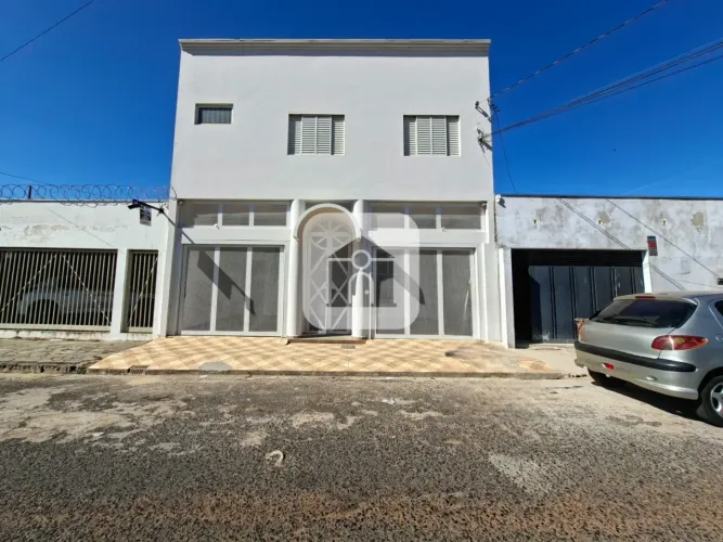Casa estilo Sobrado para locação no bairro Martins