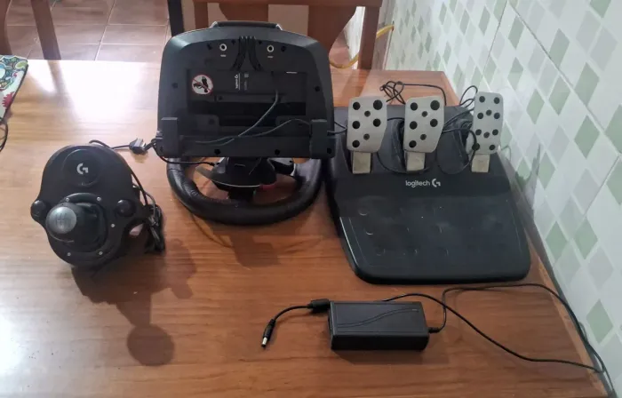 Volante Logitech G29 Driving Force + Pedais + Câmbio Logitech Driving Force Shifter