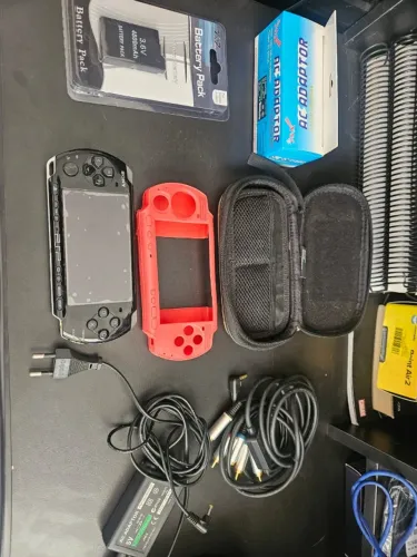 PSP 3001 Portátil Desbloqueado c/ duas fontes e bateria extra (SD 8GB com jogos)