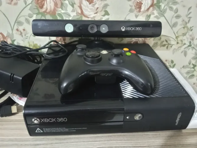 ? Xbox 360 Super Slim Desbloqueado + Kinect + 30 Jogos + Controle Original