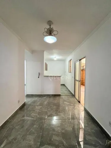 Apartamento com quintal para locação no condomínio Rainha Bianca em Rio Claro.