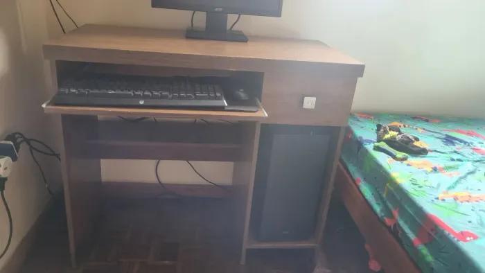 Vendo mesa de computador com gaveta