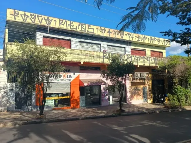 LOTE  DE FRENTE P  AVENIDA COM 4 LOJAS , 5 SOBRELOJAS E CASA