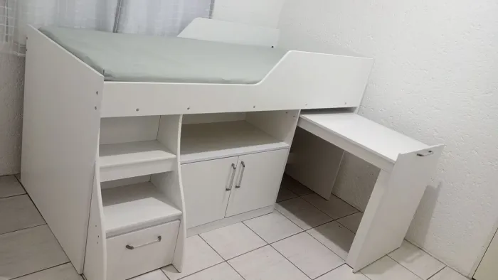 Vendo essa cama infantil com escada,mesa, gavetão e cômoda linda d bonita (nova)