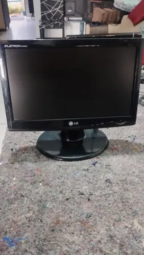 Monitor LG  16 POLEGADAS ENTRADA VGA