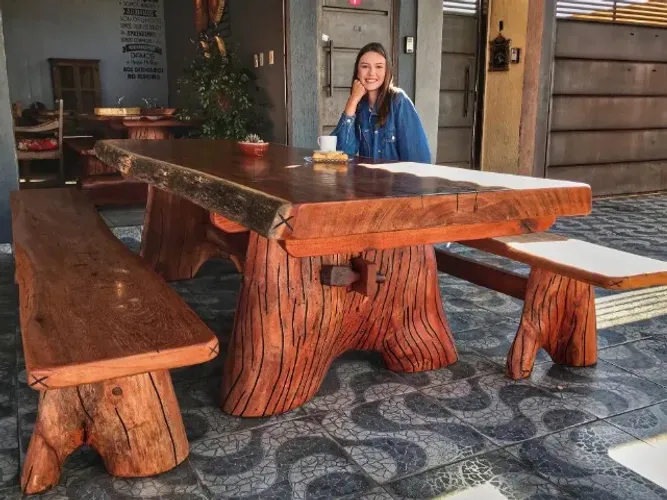 Conjunto Mesa Rústica em Madeira Angelim Pedra com 2 Bancos