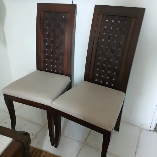 2 Cadeiras de madeira, estufada no assento 