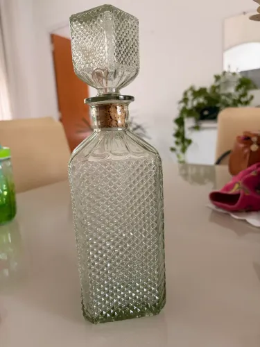 ? Licoreira de Vidro Transparente com Tampa - Elegância para sua Casa