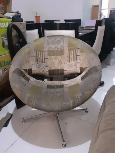 Cadeira estofada giratória 