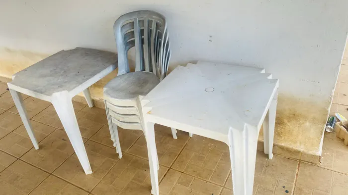 Mesa e cadeira de plástico