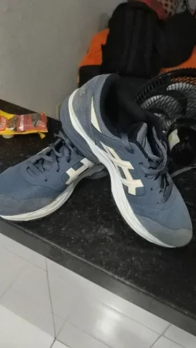 Vendo um Aisc cinza tamanho 42/43usado poucas vezes.
